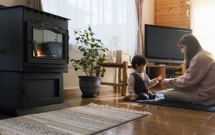 床暖房で遊ぶ子どもの写真
